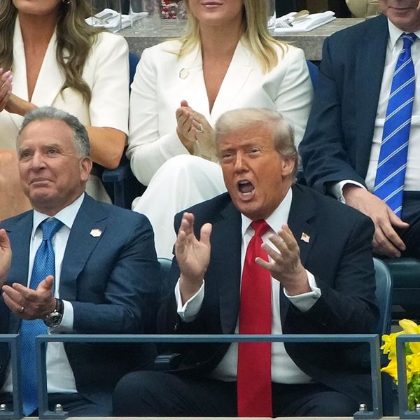 Χαμός στα social media με το χάπι που πήρε ο Donald Trump δημοσίως-τι συμβαίνει με την υγεία του;