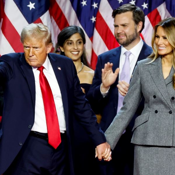 Τι δείχνει η γλώσσα του σώματος της Melania στη νικητήρια ομιλία του Donald Trump