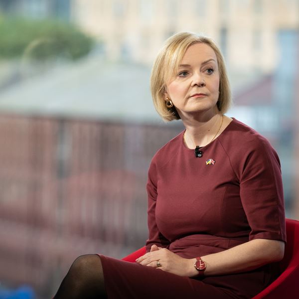 Τρίζει η καρέκλα της Liz Truss στη Βρετανία