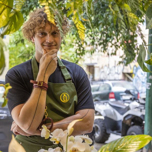 Ο Αλέξανδρος Γκικόπουλος και η ζωή ανάμεσα από ποτά, φυτά και sex toys