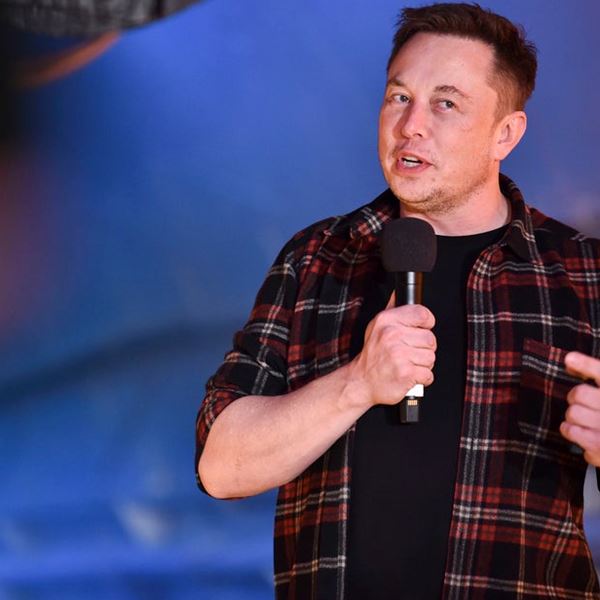 Elon Musk: Ένα βήμα πριν πουλήσει το 10% του ποσοστού του στην Tesla
