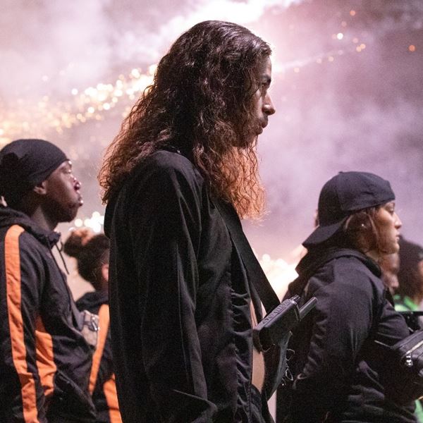 Η Athena του Romain Gavras είναι η άλλη όψη του Emily in Paris