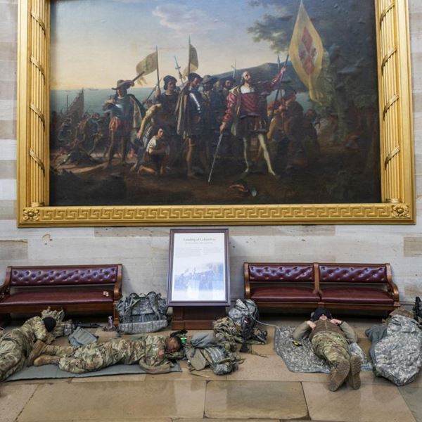 Η Εθνοφρουρά των ΗΠΑ κοιμάται στο Καπιτώλιο