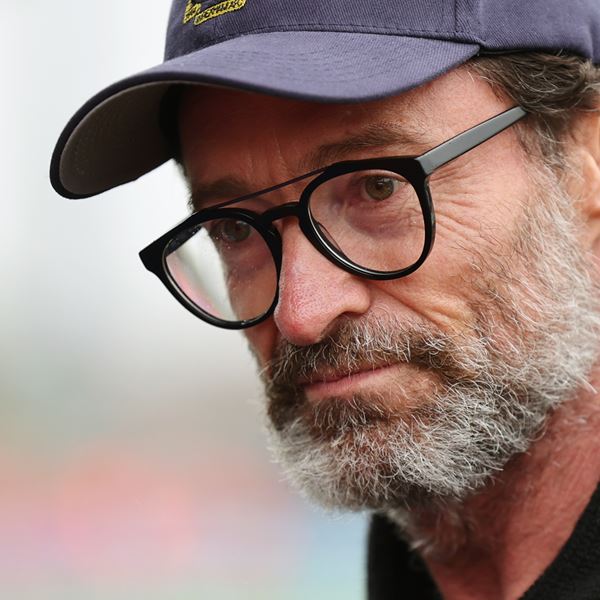 Ο Hugh Jackman θα μας κάνει να ξαναφορέσουμε τα Converse των '90s