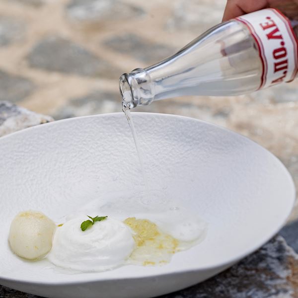 Από τους Πεύκους της Ρόδου στην Αθηναϊκή Ριβιέρα: Ένα εστιατόριο-διαμάντι σερβίρει για ένα βράδυ στη Γλυφάδα