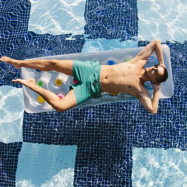 Μαγιό με έντονα χρώματα και εκκεντρικά σχέδια