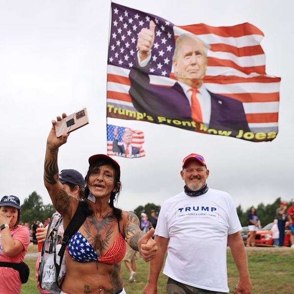 Ο Donald Trump αποδοκιμάζεται από τους οπαδούς του