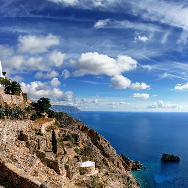 Στο απέραντο γαλάζιο της Αμοργού