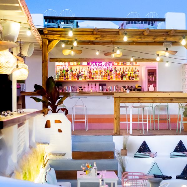 Suntan: Ένα αντισυμβατικό nostalgia cocktail bar στην Τήνο