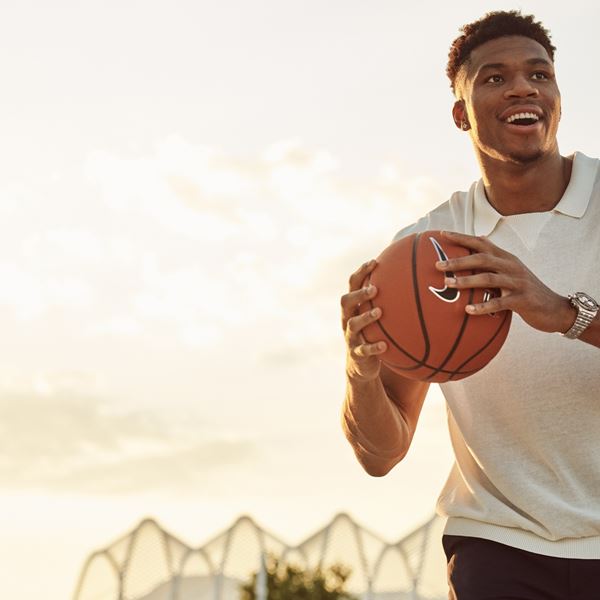 Ο Γιάννης Αντετοκούνμπο είναι πάντα στην ώρα του