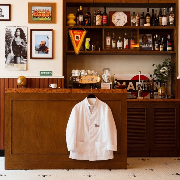 Όλα τα φώτα στο Bar Leone