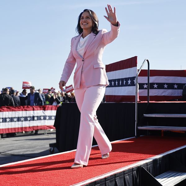 Η αμφιλεγόμενη περίπτωση της Tulsi Gabbard, της νέας επικεφαλής των μυστικών υπηρεσιών στις ΗΠΑ