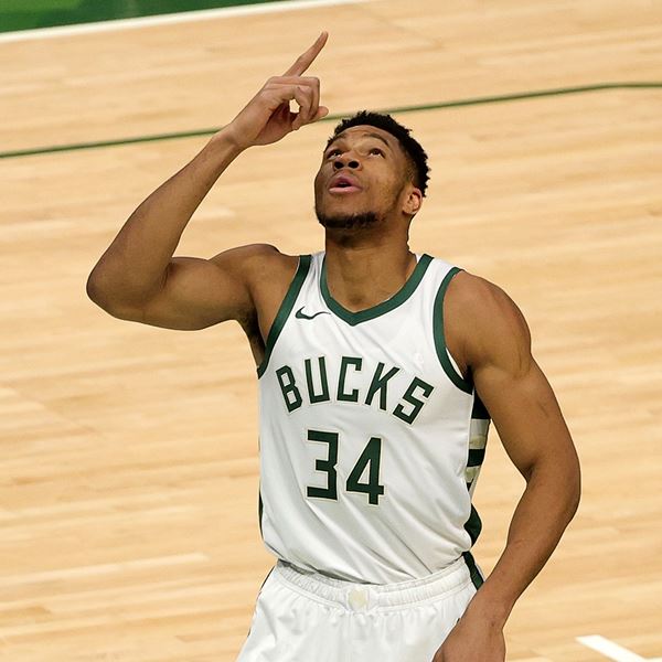 O Γιάννης Αντετοκούνμπο tweetάρει στα ελληνικά, το ΝΒΑ αναρωτιέται