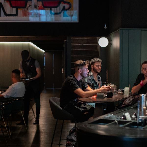 Πώς είναι να πίνεις στο καλύτερο μπαρ του κόσμου