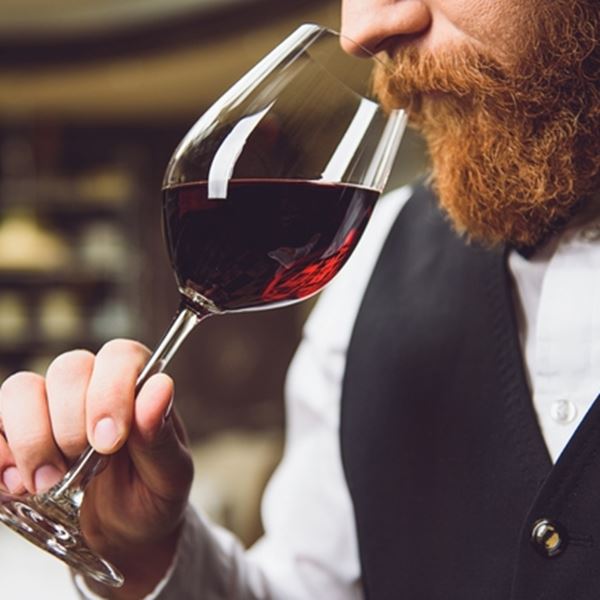 Γιατί πρέπει να παραγγέλνεις πάντα το πιο φθηνό κρασί του μενού