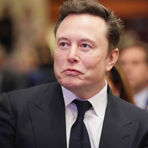 O Elon Musk ως αδυνατισμένος Άγιος Βασίλης είναι ό,τι πιο cringe είδαμε σήμερα