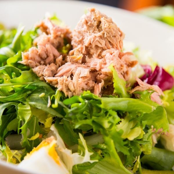 Το λάθος που κάνεις στη σαλάτα με τόνο