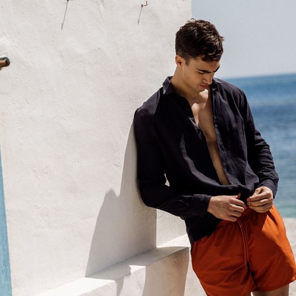 Το λινό είναι και πάλι ο πρωταγωνιστής του καλοκαιριού