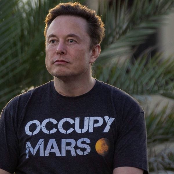 O Elon Musk αισθάνεται σαν στο σπίτι του στην τοποθεσία Twitter