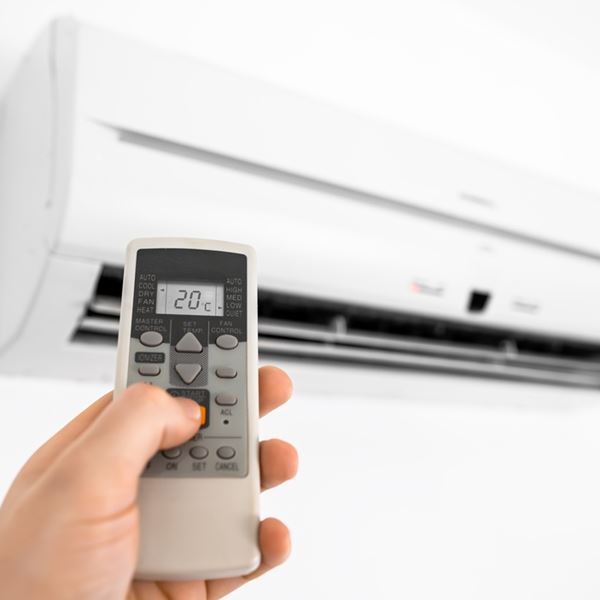 Να μένει το κλιματιστικό ανοιχτό όλη μέρα ή να το κλείνουμε; Τι λένε οι ειδικοί