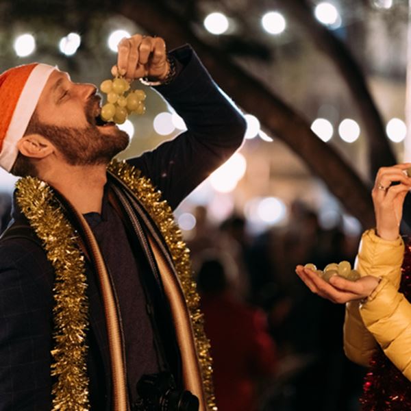 Μπιζάρ έθιμα Πρωτοχρονιάς απ' όλο τον κόσμο