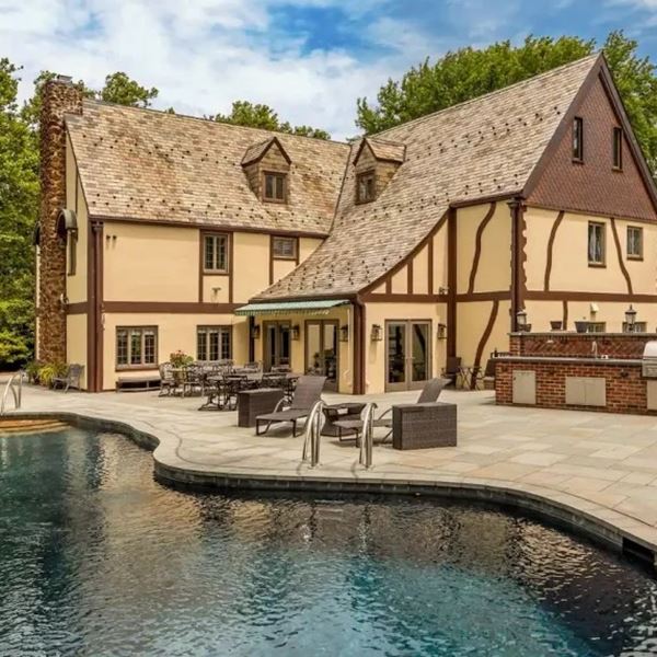 Διακοπές στην Airbnb έπαυλη του Vito Corleone