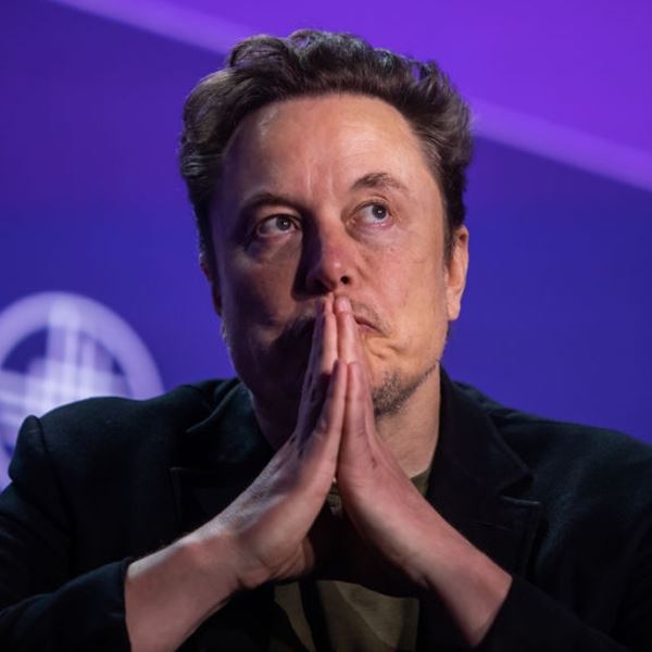 O Elon Musk μιλά για ελευθερία του λόγου και μετά σπάει ρεκόρ αποκλεισμών στο X (Twitter)