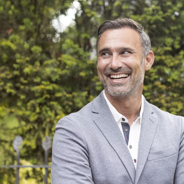 Ο Γιώργος Καπουτζίδης είναι ένας άνθρωπος που λέει ιστορίες