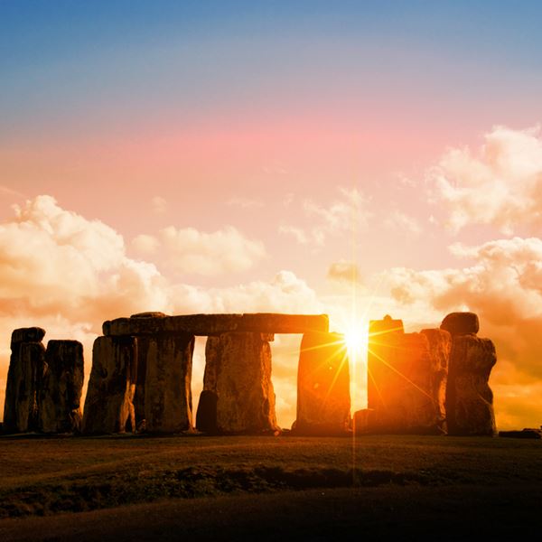 Το ηλιοβασίλεμα του Stonehenge της Αγγλίας σε live μετάδοση