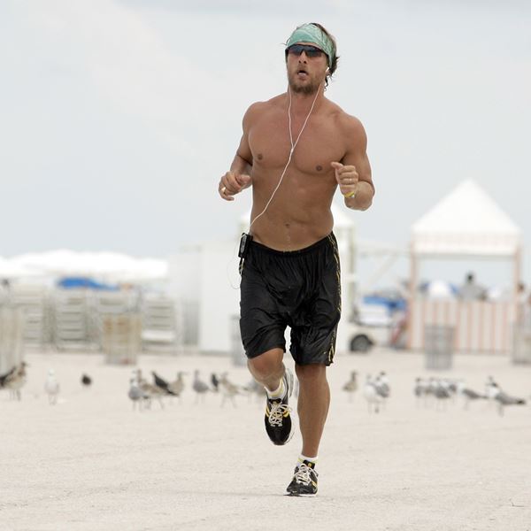 Διάσημοι που πίνουν νερό στο όνομα της γιόγκα