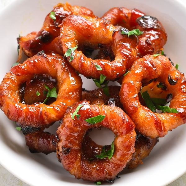 Αναβαθμίζοντας τα onion rings με μπέικον