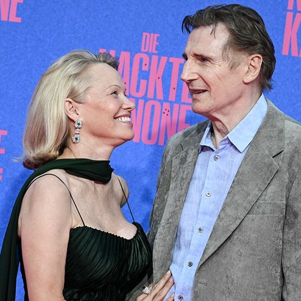 Σε άλλα νέα, ο Liam Neeson και η Pamela Anderson είναι ζευγάρι