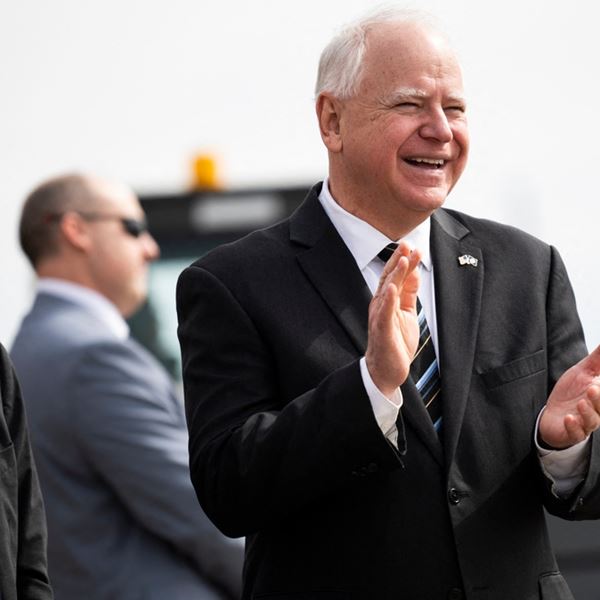 Ποιος είναι ο Tim Walz, ο υποψήφιος αντιπρόεδρος της Kamala Harris;