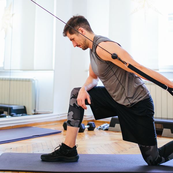 Το squat-split με λάστιχα θωρακίζει τις αρθρώσεις σου