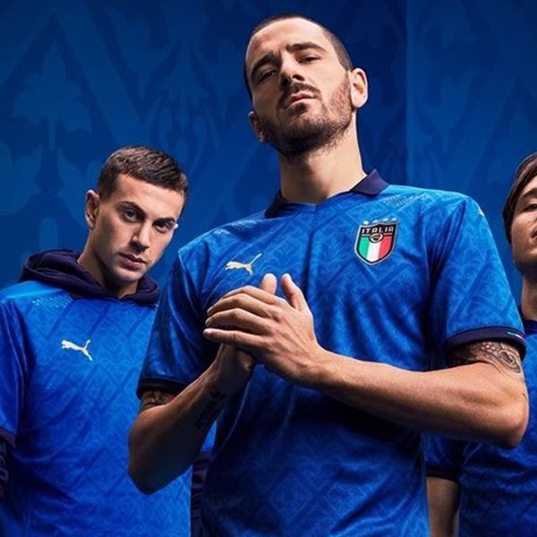 Κλασική κομψότητα στη νέα φανέλα της εθνικής Ιταλίας