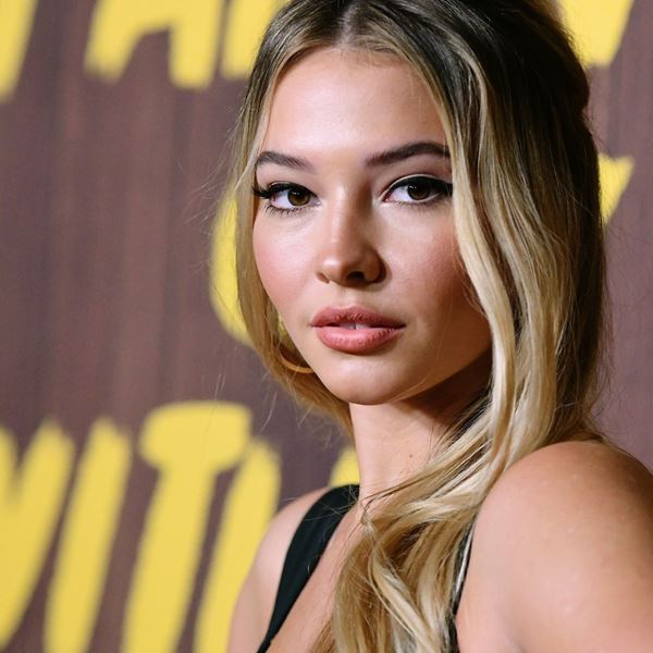 Τα φρέσκα, εντυπωσιακά κορίτσια που πρωταγωνιστούν στο Netflix