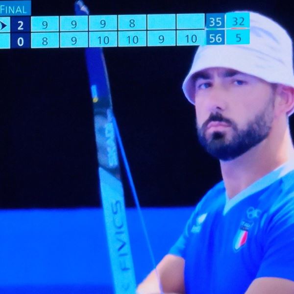 Σε άλλα νέα, ο Eminem έχει σωσία, είναι Ιταλός τοξοβόλος και αγωνίζεται στους Ολυμπιακούς Αγώνες