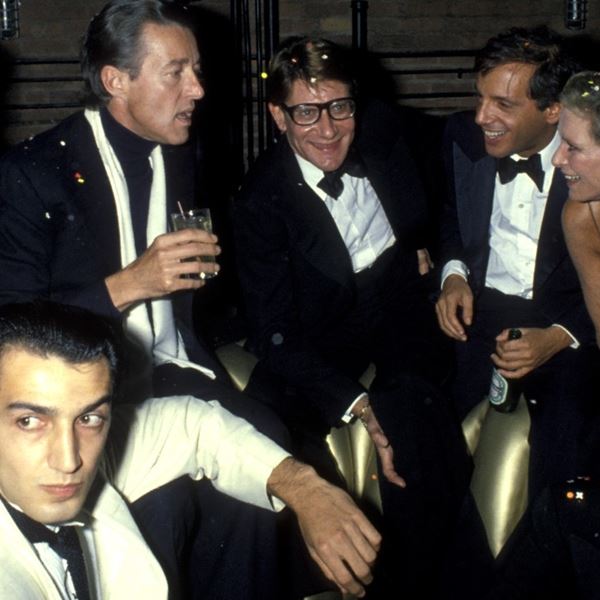 Έξι αρώματα ζητούν συγγραφέα