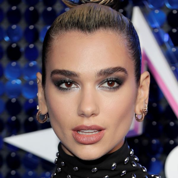 Η Dua Lipa παίζει μπάλα στο FIFA 21