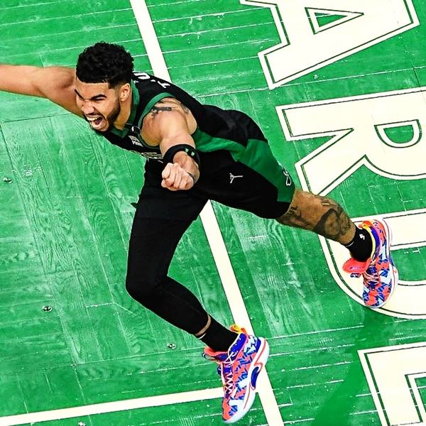 O Jayson Tatum καθαρίζει τους Nets, το Twitter τρελαίνεται
