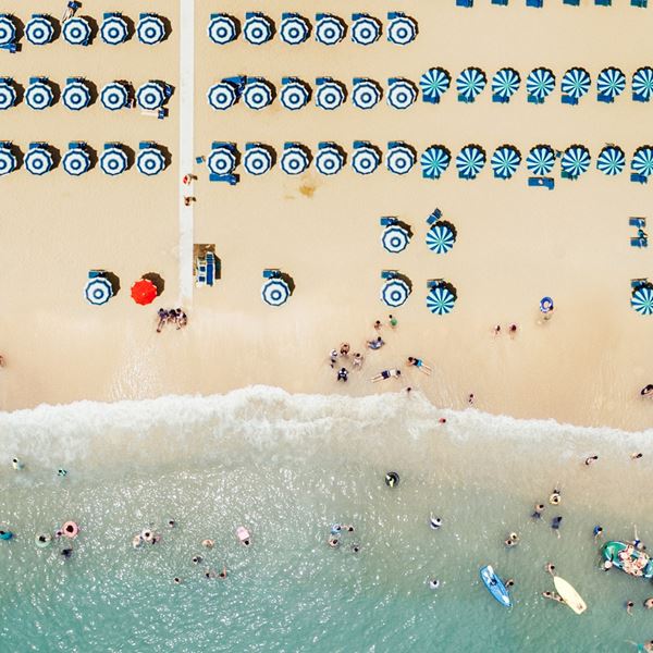 Πλέξιγκλας και τούνελ στις παραλίες: Το σχέδιο των Ιταλών για το καλοκαίρι