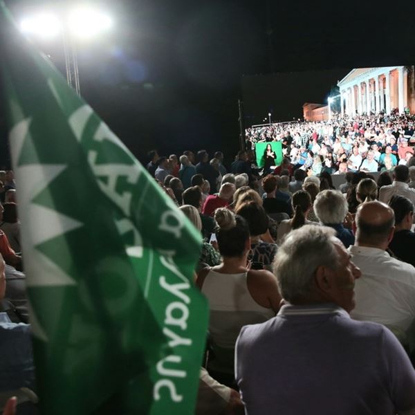 To ΠΑΣΟΚ έγινε 50 χρονών και αυτά είναι τα καλύτερα σχόλια που είδαμε