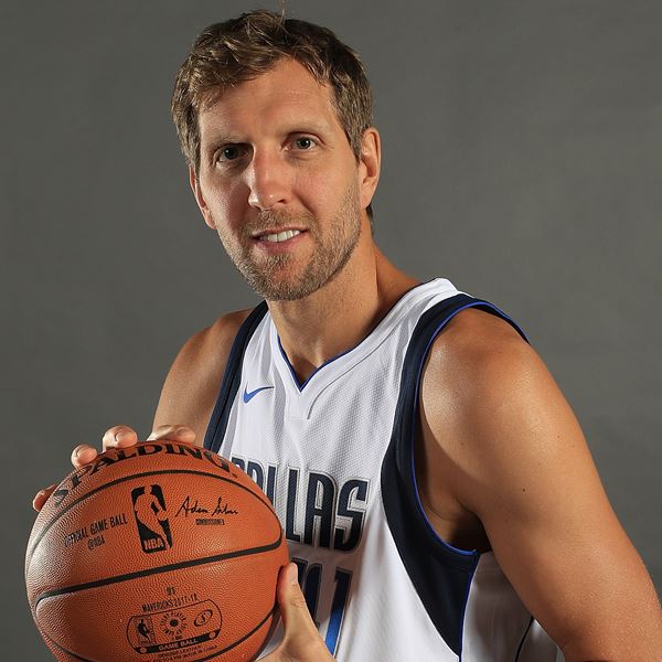 Οι Dallas Mavericks αποσύρουν τη φανέλα του τεράστιου Dirk Nowitzki