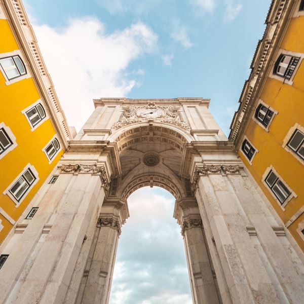 Τέλειες πόλεις για να συνδυάσεις ποδοσφαιρικούς αγώνες και διακοπές