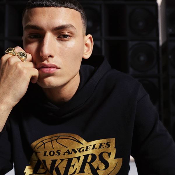 Η Bershka βλέπει ΝΒΑ