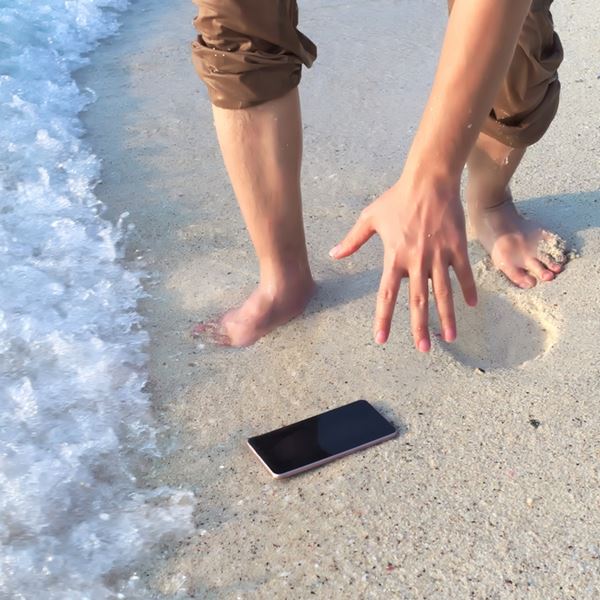 4 πράγματα που ΔΕΝ πρέπει να κάνεις αν το κινητό σου πέσει στο νερό