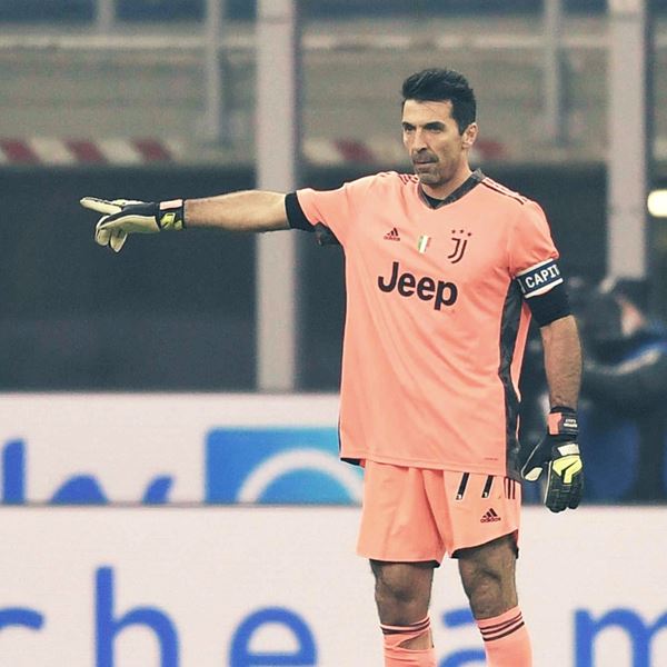 Gianluigi Buffon, υποστολή σημαίας