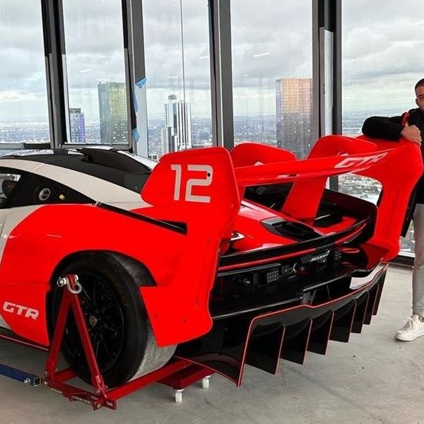Εκατομμυριούχος ανέβασε μία McLaren Senna GTR σε ουρανοξύστη