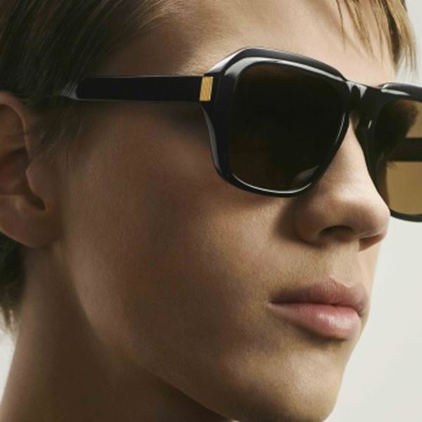 Η νέα συλλογή της Dunhill εμπνέεται από τη βρετανική pop culture των 70s και των 80s