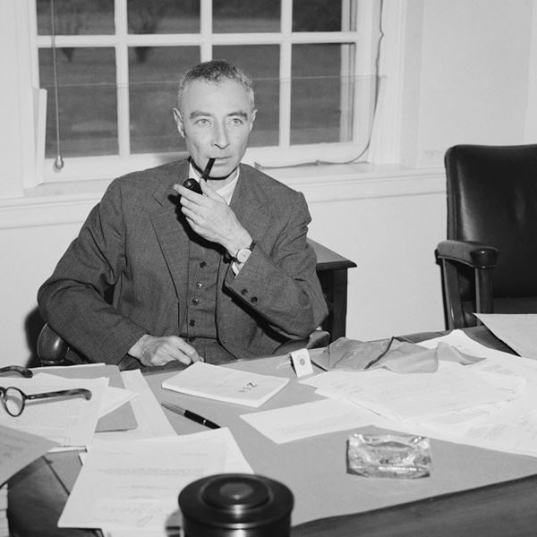 Δημιουργώντας το signature martini του Oppenheimer